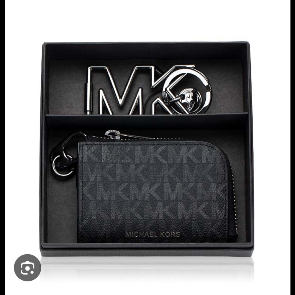 Michael Kors Signature Gifting Carabiner Zip Wallet Black *NEW WITH TAGS